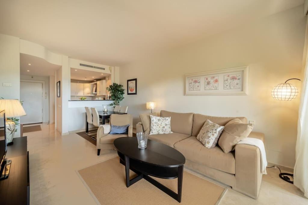 Cozy 2 Bedroom With Stunning Sea Views Apartment *