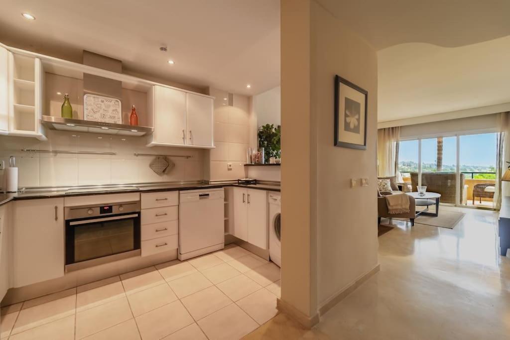 Apartment Cozy 2 Bedroom With Stunning Sea Views *