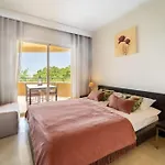 Cozy 2 Bedroom Apartment With Stunning Sea Views