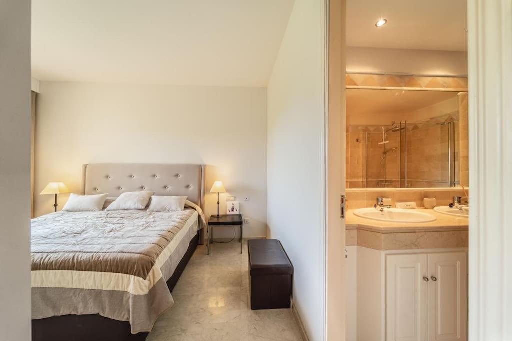 Cozy 2 Bedroom With Stunning Sea Views Apartment