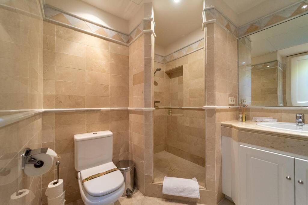Apartment Cozy 2 Bedroom With Stunning Sea Views *